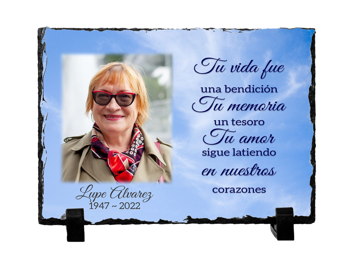 Placa conmemorativa de pizarra con fotografía y el texto Tu Vida Fue una Bendición