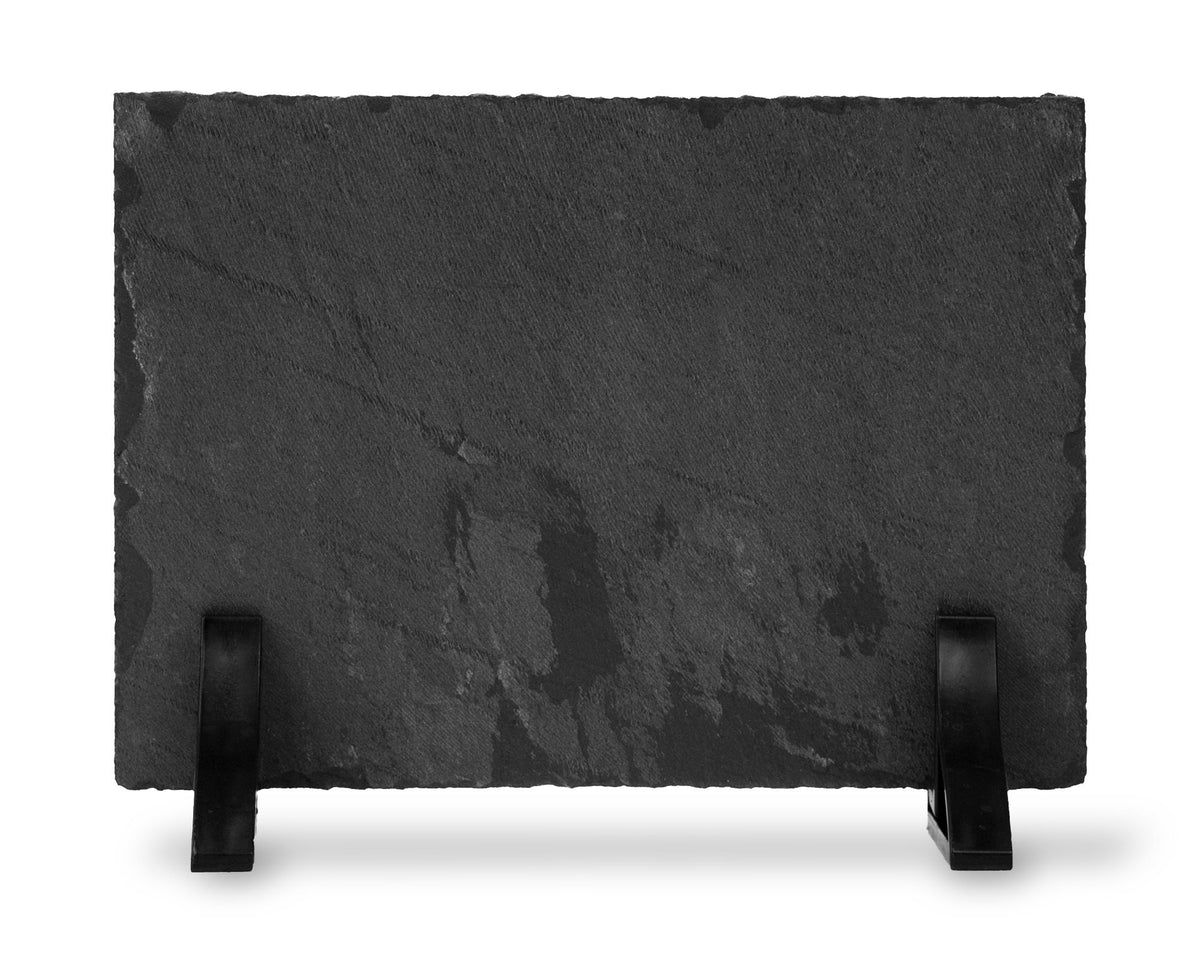 Parte posterior sin imprimir de una placa rectangular de pizarra con dos soportes negros