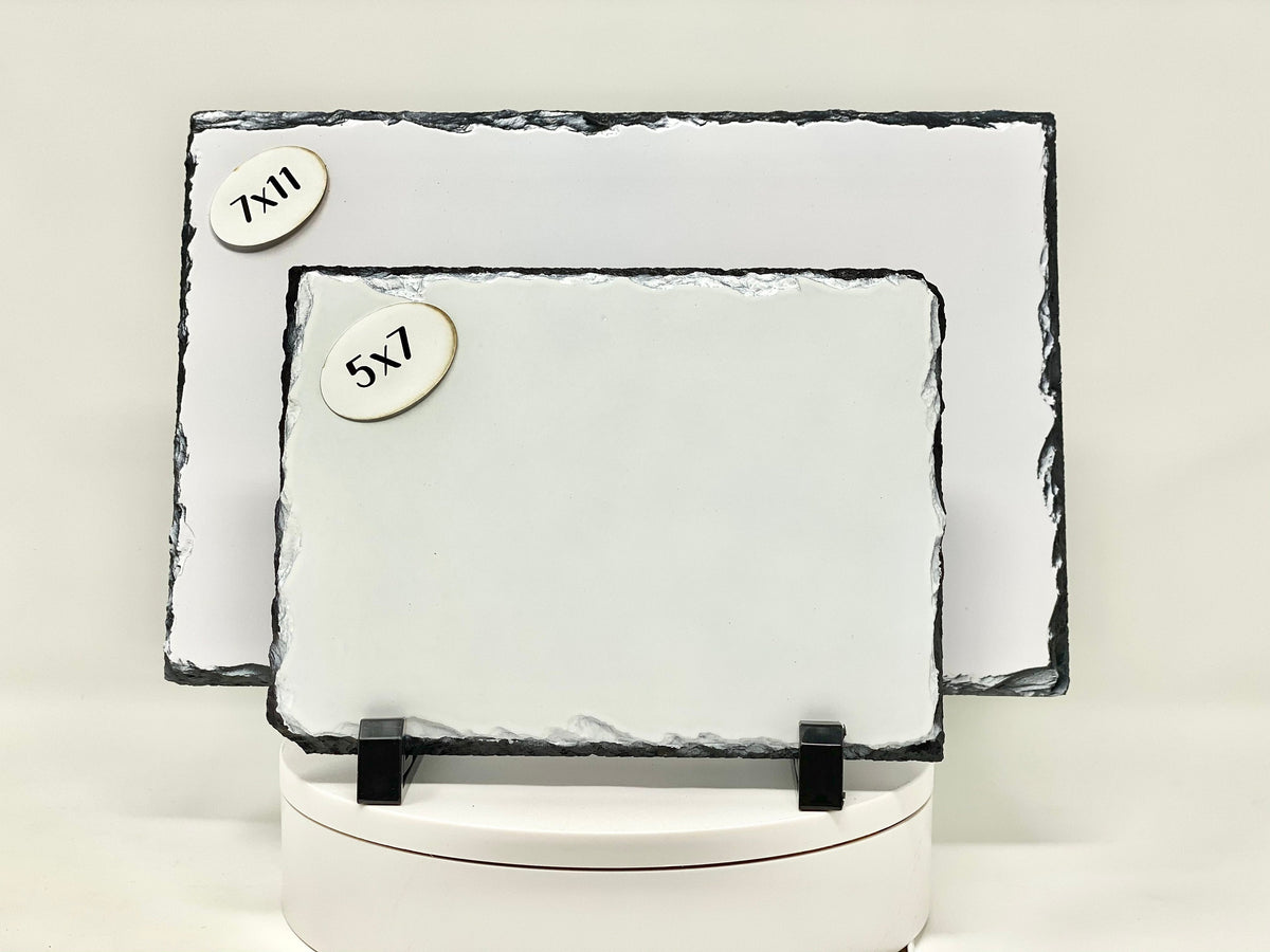 Comparación de placas rectangulares de pizarra de 5 x 7 y 7 x 11 sobre soportes negros
