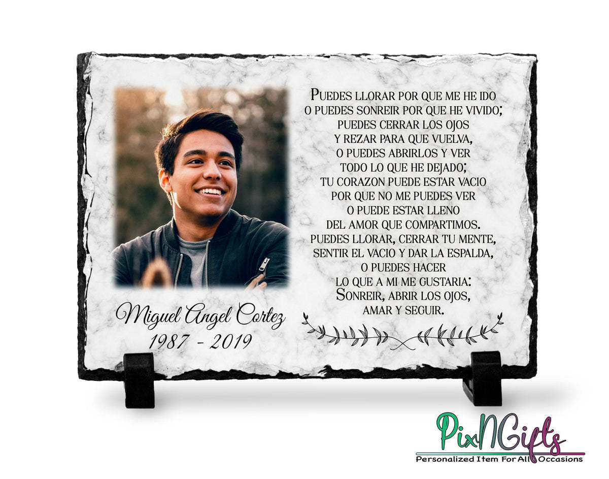 Placa conmemorativa de pizarra con fotografía y el poema Puedes Llorar