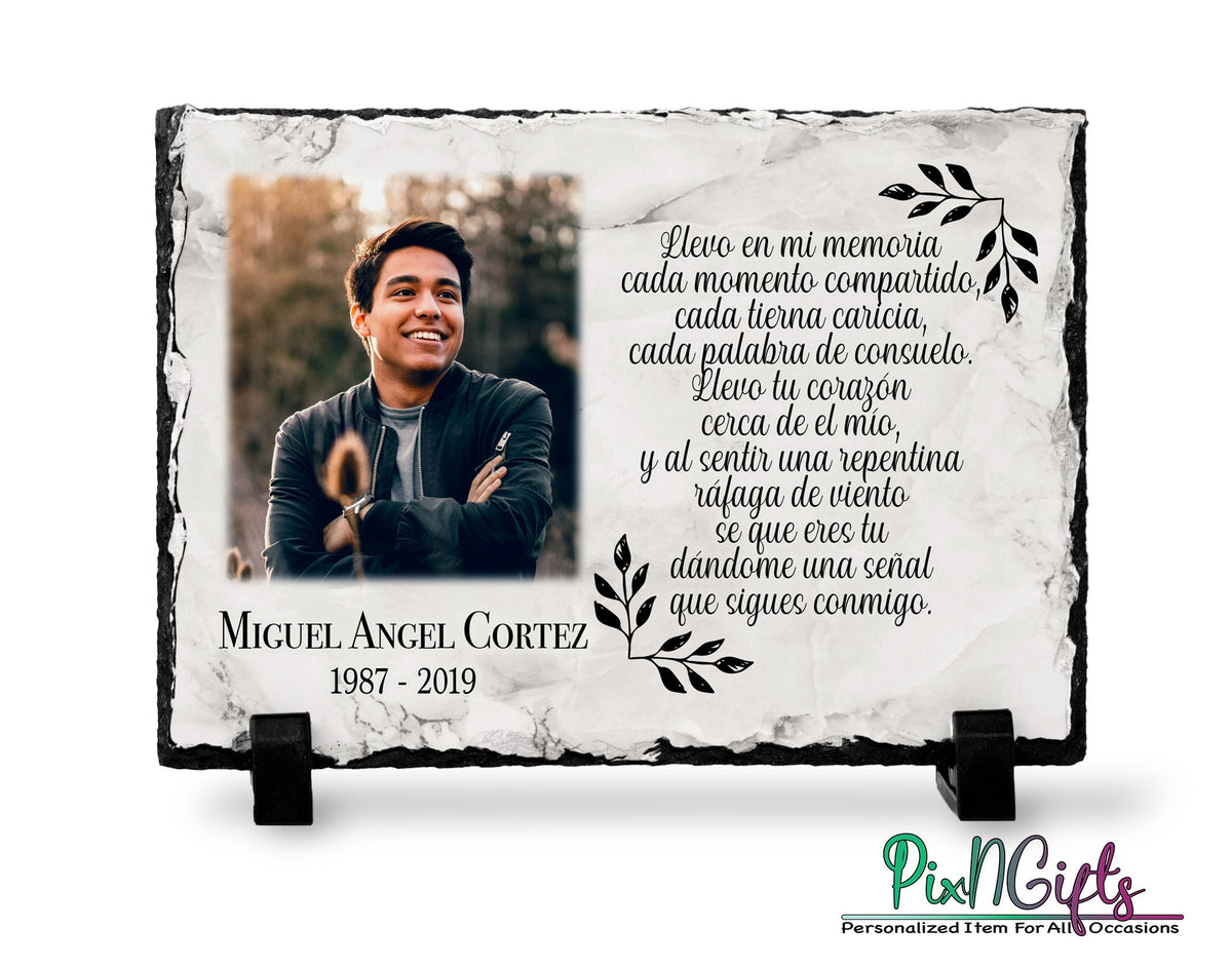 Placa conmemorativa con fotografía y el texto Llevo en Mi Memoria