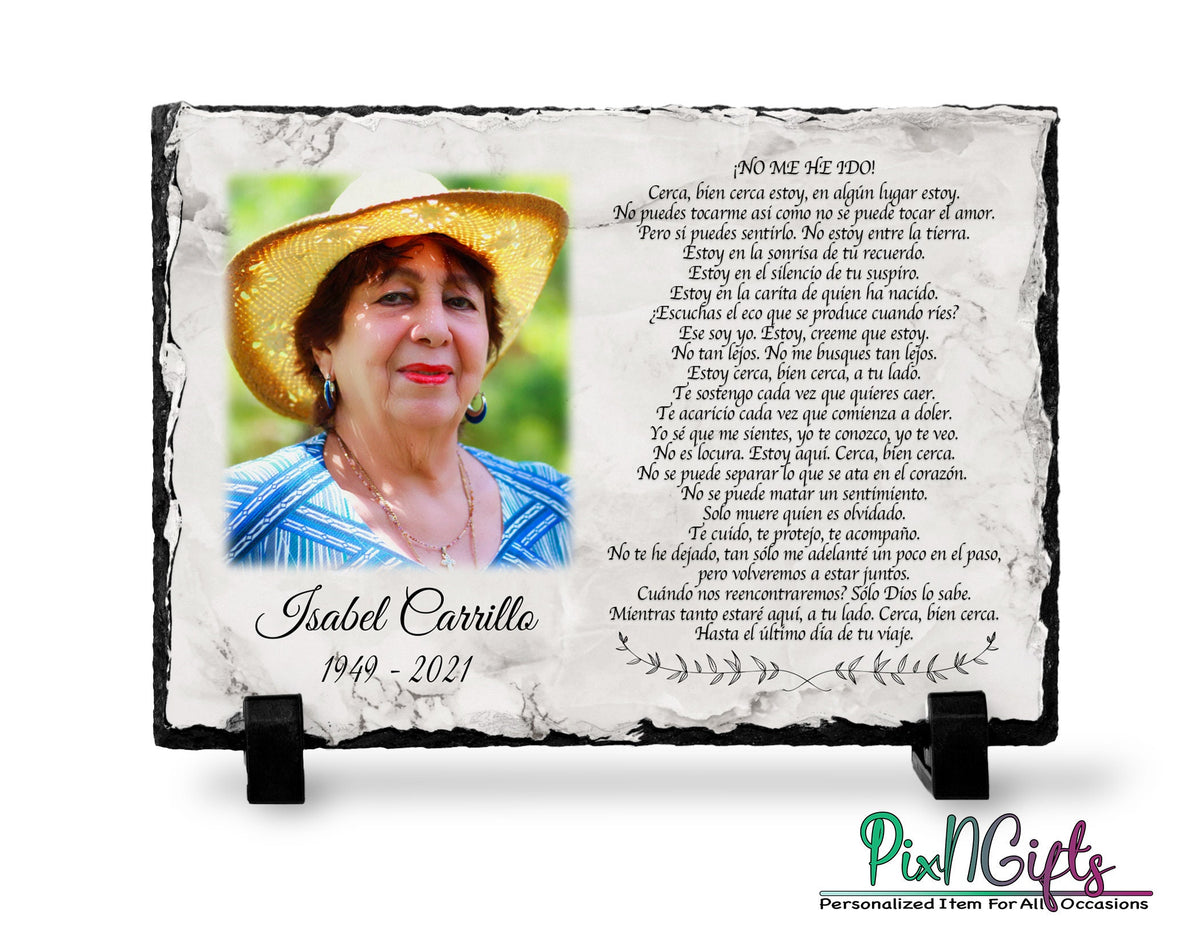 Placa de pizarra con fotografía, el poema No Me He Ido y adorno de ramas